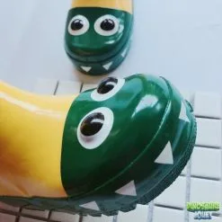 Dinosaure Jouet Dessin Animé Dinosaure Vert Bottes Jaunes 11 Dinosaure Jouet Dessin Animé Dinosaure Vert Bottes Jaunes -Magasin De Décoration dessin anime dinosaure vert bottes jaunes dinosaure jouet 489